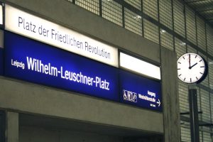 Beschriftung in der S-Bahn-Station Wilhelm-Leuschner-Platz: Platz der Friedlichen Revolution. Foto: Ralf Julke