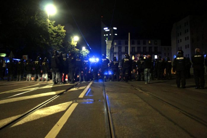 Polizeieinsatz heute wieder so wie im Januar und Februar 2015? Die Beamten befinden sich zwischen gewaltbereiten Hooligans und den Gegenprotesten. Foto: L-IZ.de