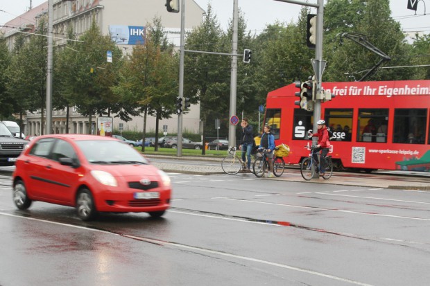 Auf der Insel gestrandet: Radfahrer am Goerdelerring / Dittrichring. Foto: Ralf Julke