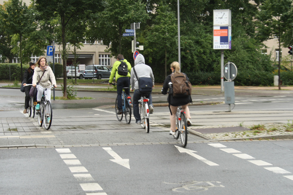 Hochfrequentiert: Radüberweg an der Nürnberger Straße / Prager Straße. Foto: Ralf Julke