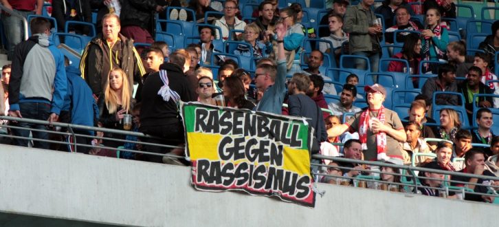 Rasenball gegen Rassismus. Foto: Alexander Böhm