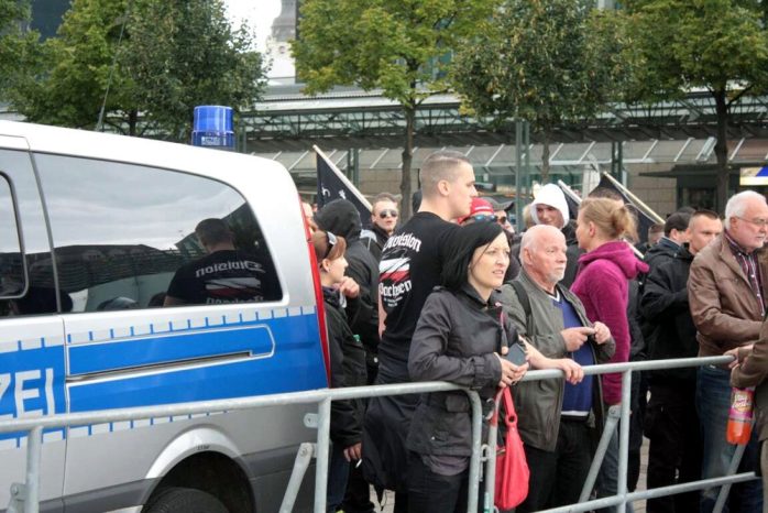 Rechtsradikale, wohin das Auge reicht - Die "Division Sachsen" ist auf einem T-Shirt auch dabei