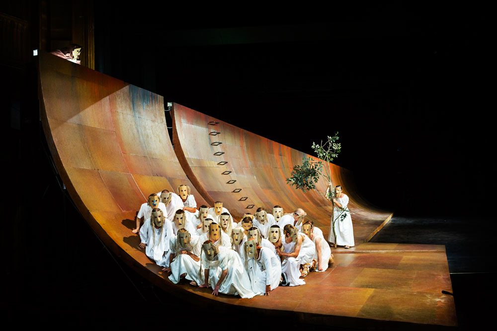 Sprechchor in "Die Schutzflehenden/Die Schutzbefohlenen": © Rolf Arnold.