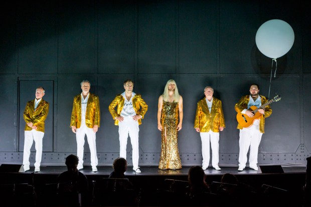 Vor dem Eisernen stehen die Handelnden aufgereiht. Foto: Rolf Arnold