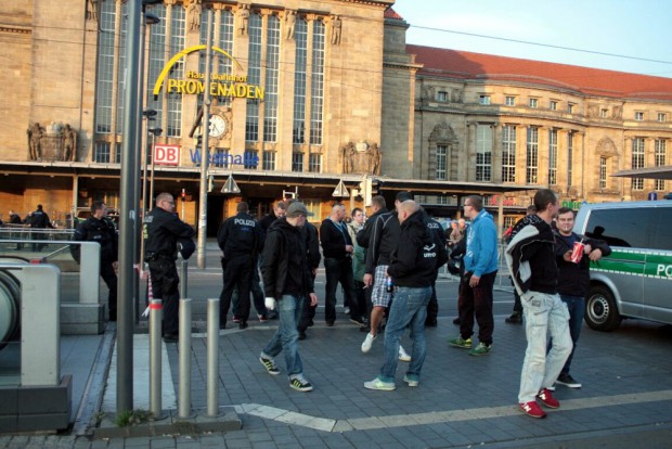 Sportive Teilnehmer sind bei Legida auch heute wieder vertreten. Heute finden polizeiliche Vorkontrollen statt. Foto:L-IZ.de