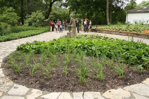 Im Juli 2015 fertiggestellt: der wiederhergestellte Staudengarten. Foto: Ralf Julke