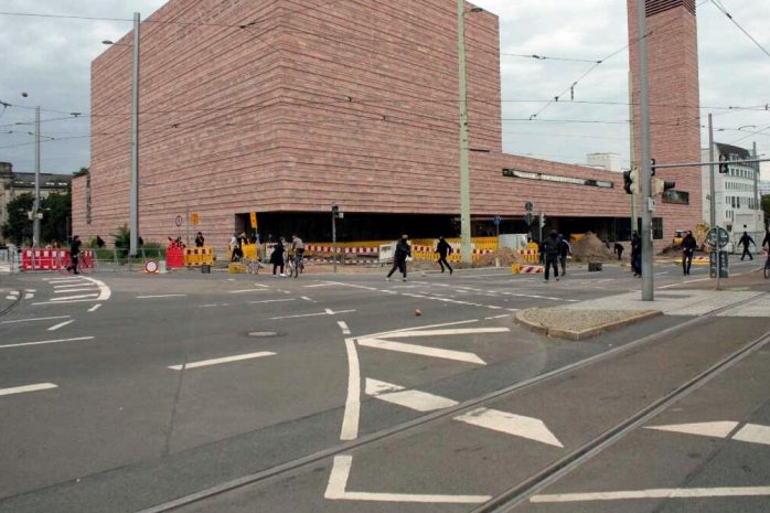 Die beiden Seiten der Gewalt. Die Steinewerfer an der Propsteikirche. Foto: L-IZ.de