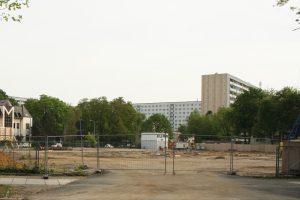 Baustelle an der Telemannstraße: In zwei Jahren soll hier ein Gymnasium eröffnen. Foto: Ralf Julke