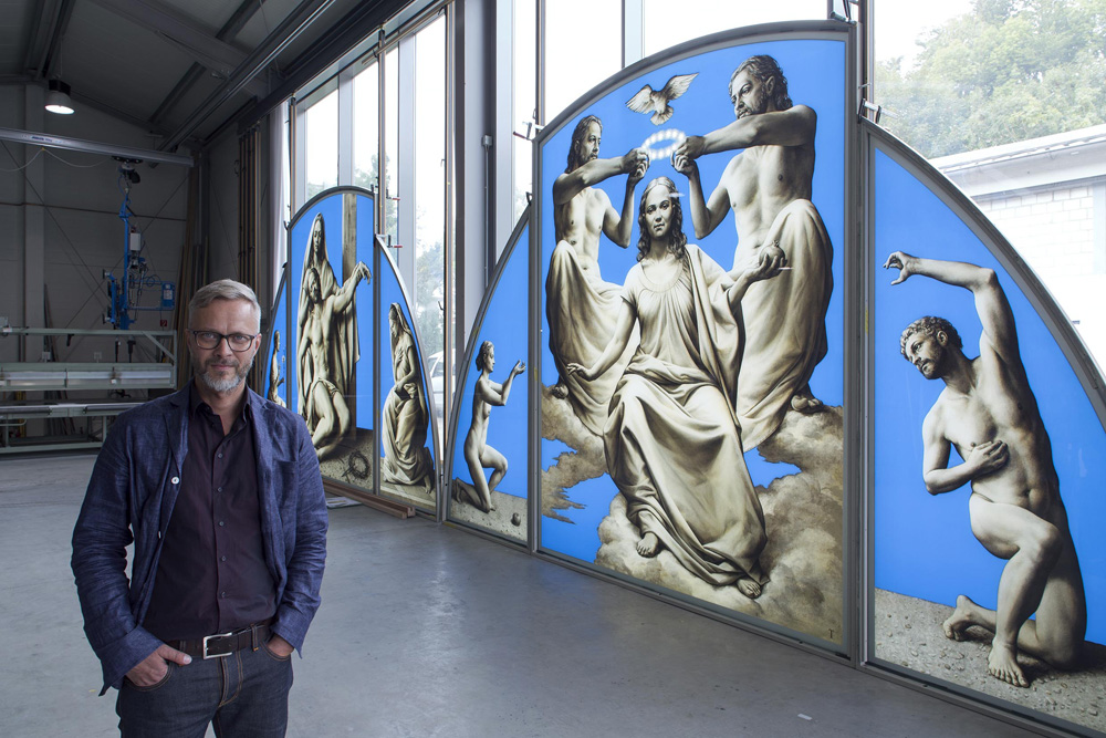 Michael Triegel mit den Fensterbildern für St. Maria in Köthen. Foto: punctum/Stefan Hoyer