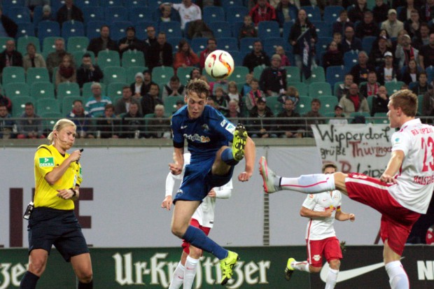 Trotz aller Akrobatik verloren die Paderborner das Spiel gegen die Leipziger. Foto: Alexander Böhm