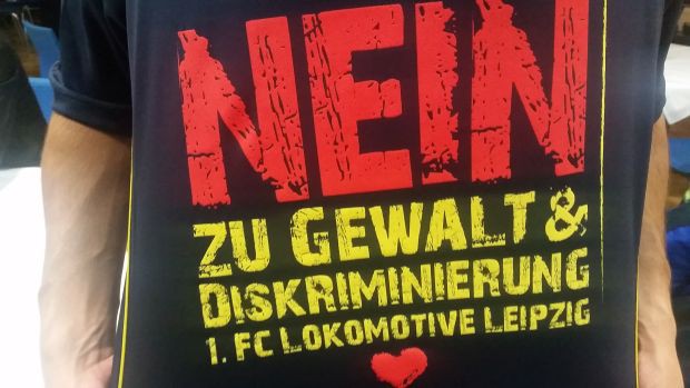 Gibt es nicht im Fanshop zu kaufen: Das neue T-Shirt für alle Nachwuchskicker des 1. FCL. Foto: Marko Hofmann