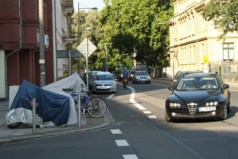 Dauerhaftes Provisorium: Der Radstreifen endet einfach an der Löhrstraße. Foto: Ralf Julke