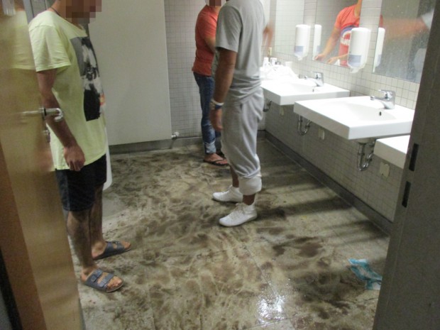 Verdreckter Sanitärbereich. Quelle: "Initiativkreis: Menschen.Würdig."