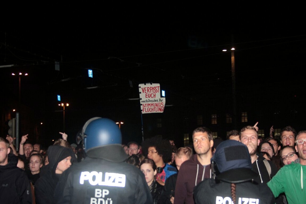 Verpisst Euch nach Dresden ihr Stimmungsflüchtlinge. Die Gegenproteste sind in Leipzig mal wieder in der Überzahl. Foto: L-IZ.de