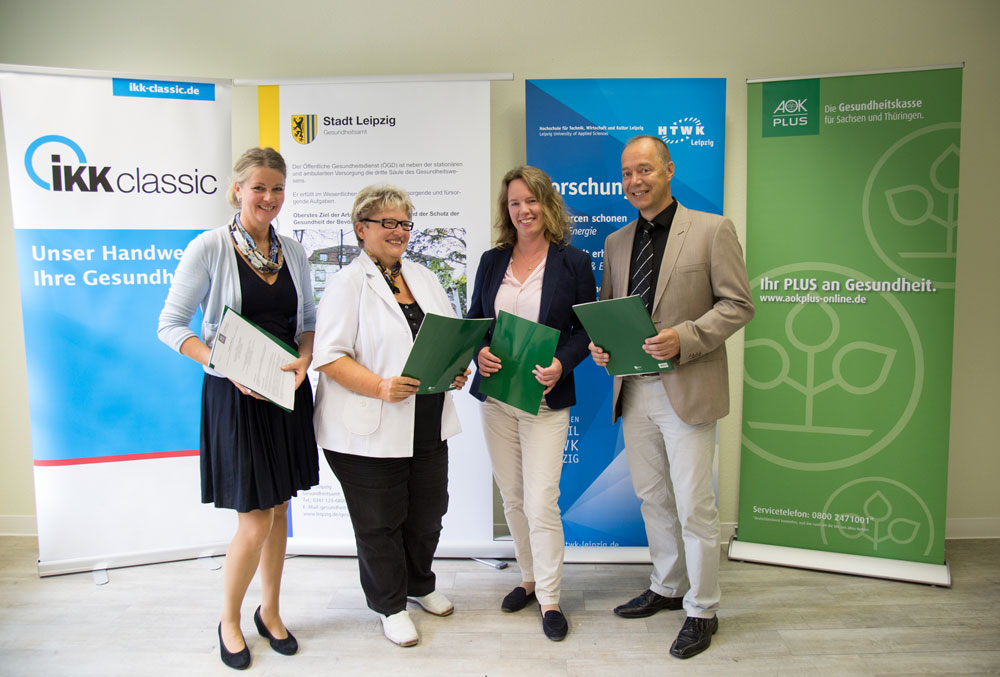 Am 22. September 2015 unterzeichneten Iris Munske (IKK classic), Dr. Regine Krause-Döring (Stadt Leipzig), Prof. Dr. Astrid Sonntag (HTWK Leipzig) und Michael Hoffmann (AOK PLUS, von links nach rechts) den Kooperationsvertrag über die Koordinierungsstelle Gesundheit. Foto: "Rebecca Schweier / HTWK Leipzig