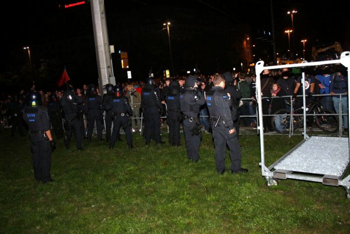 Während der Demo ist der Gegenprotest an der Strecke versammelt. Foto: L-IZ.de