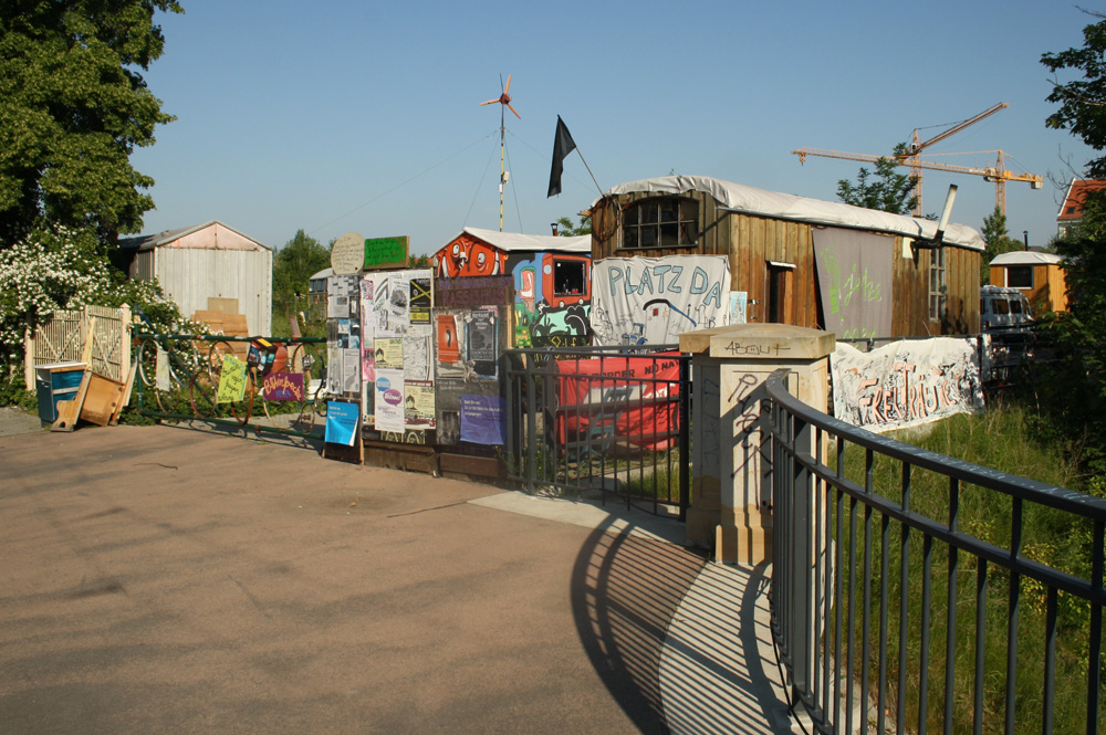 Da sollten sie weg: Jetze Wagenplätze am Jahrtausendfeld. Foto: Ralf Julke