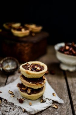 Schokoladentartelettes mit Karamellmandeln. Foto: Maike Klose