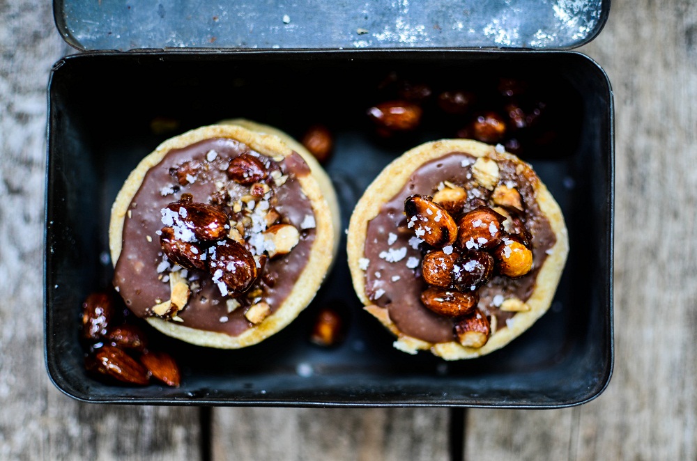 Schokoladentartelettes mit Karamellmandeln. Foto: Maike Klose