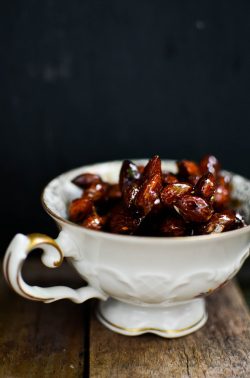 Schokoladentartelettes mit Karamellmandeln. Foto: Maike Klose