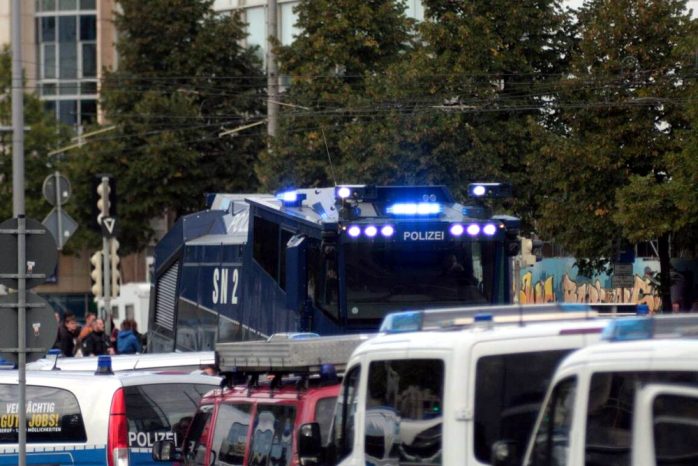 Heute ebenfalls im einsatzbereit, aber noch nicht gebraucht. Wasserwerfer der Polizei. Foto: L-IZ.de