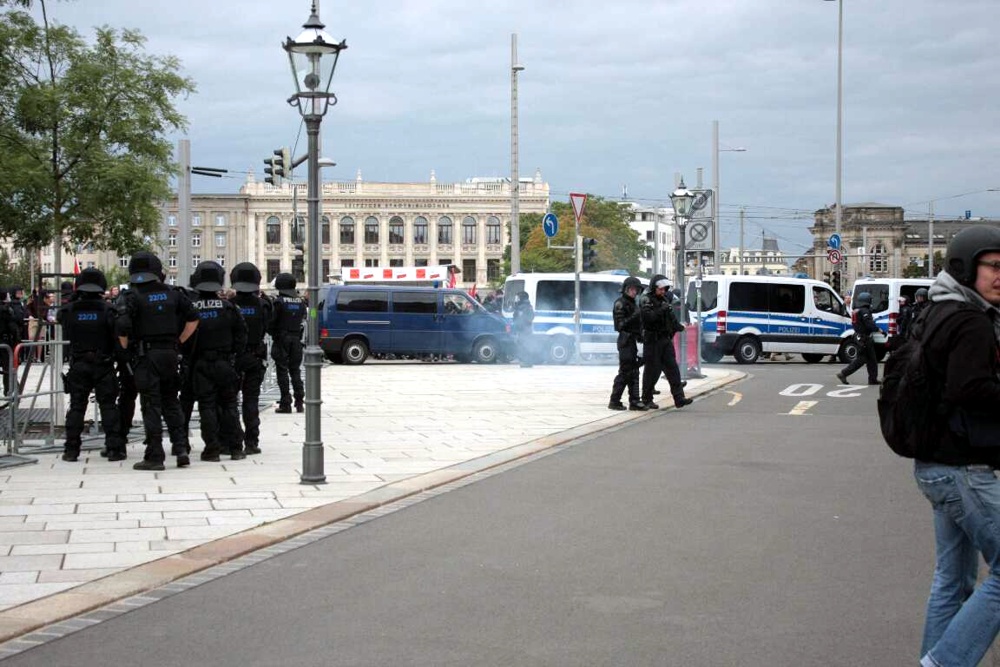 Der Beginn der Gewalt am 26.9.: Am Wilhelm Leuschner Platz fliegen erst Böller, dann Steine. Foto: L-IZ.de