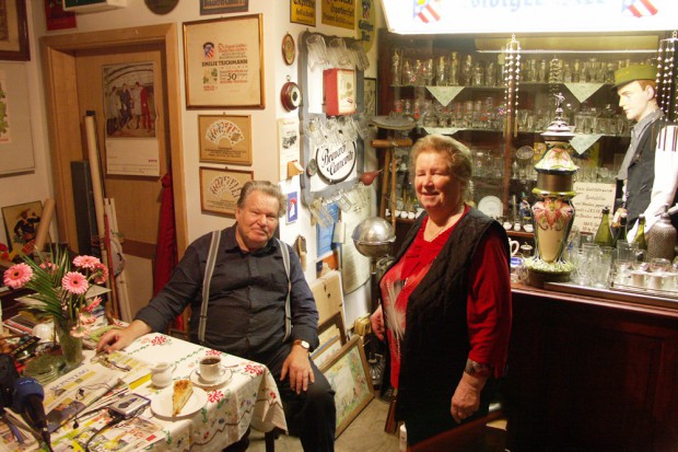 Irmgard und Manfred Knochenmuß in ihrer ganz privaten Kneipe. Foto: Karsten Pietsch