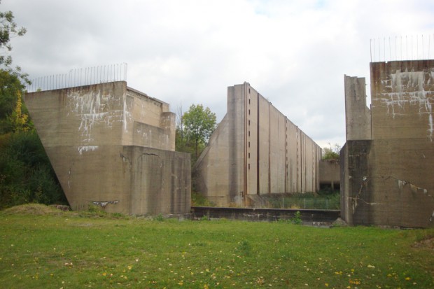 Die Betonreste des einst geplanten Schiffshebewerks bei Wüsteneutzsch. Foto: Gernot Borriss