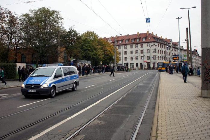 14:35 Uhr: Kein Warten auf den Bus - Rund 100 Teilnehmer der Gegendemonstration sind bereits am Adler eingetroffen. Foto: L-IZ.de