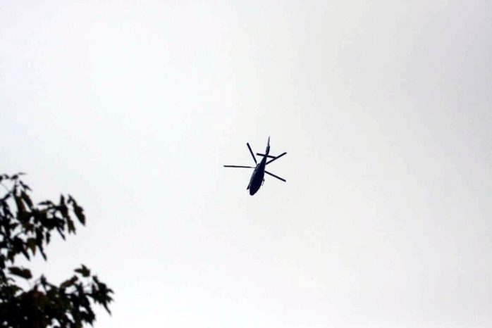 15:15: Überm Adler fliegt noch was - Der Polizeihubschrauber ist auch schon da. Foto: L-IZ.de
