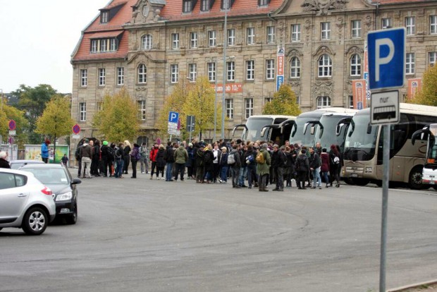 16:25 Uhr: NoPegida - Unterstützer bei der Abreise nach Dresden. Foto: L-IZ.de