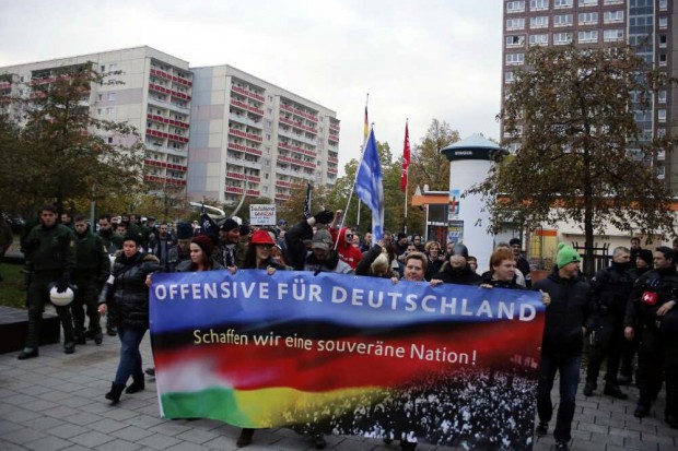  OfD Fronttransparent mit der immer gleichen Anmaßung auf 89 und "Wir sind das Volk"-Rufe, abwechselnd mit "Wir wollen keine Asylantenheime". Foto: L-IZ.de