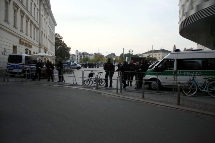 17:55 Uhr Die Polizeisperre am Richard -Wagner-Platz steht mal wieder. Foto: L-IZ.de