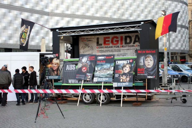 17:55 Uhr: Pünktlicher Aufbau bei Legida auf dem "Refugees Welcome"-Platz und voll auf Compact-Linie. Foto: L-IZ.de