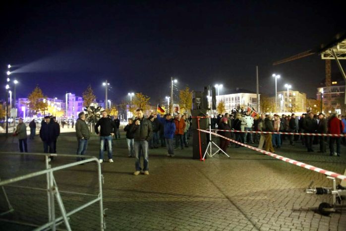 18:50 Uhr: Der Platz vor den Höfen am Brühl füllt sich. Foto: L-IZ.de