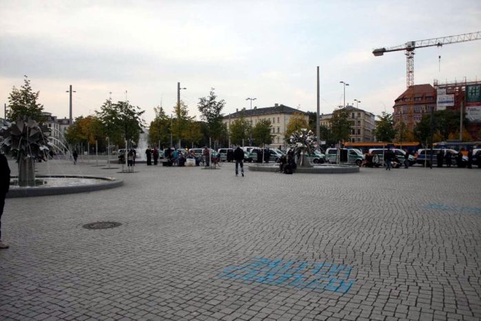 18:00 Uhr: Erste Legida Teilnehmer warten auf den Beginn. Foto: L-IZ.de