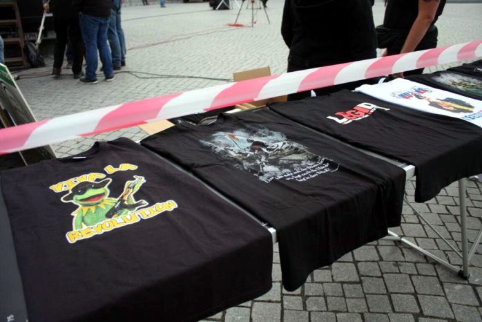 18:00 Uhr. Die Merchandising-Maschine rollt. Lustige T-Shirt-Motive zwischen Kitsch und Volksaufstand bei Legida. Foto: L-IZ.de