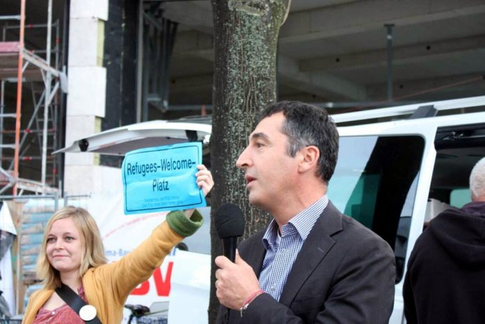 18:20 Uhr: Cem Özdemir auf dem heute umbenannten Platz für Flüchtlinge bei Leipzig nimmt Platz & NoLegida. Foto: L-IZ.de