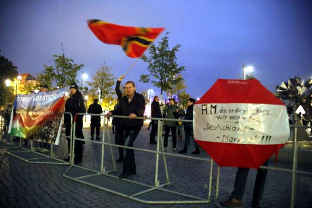 18:46 Uhr: Die OfD heute mal handlich im Streichelzoo am Zaun in Leipzig auf dem Refugees Welcome-Platz. Foto: L-IZ.de