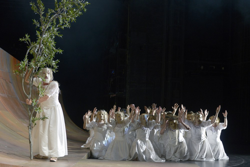 Die Töchter des Danaos auf der Flucht (Michael Pempelforth, Chor). Foto: Bettina