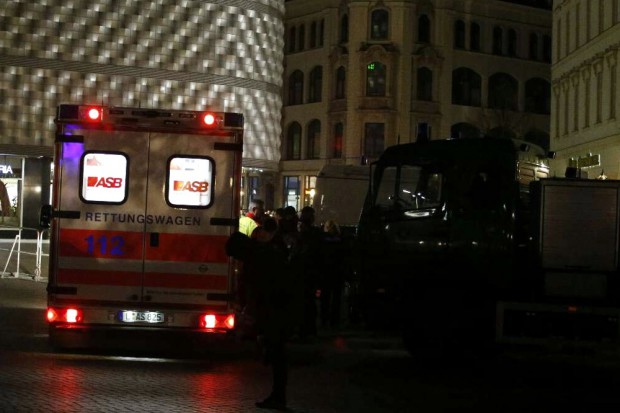 Nicht alles ist ohne Gefahren an den Montagen in Leipzig. Aus noch unbekannten Gründen sind die Sanis gegen 20 Uhr bei Legida aufgetaucht. Foto: L-IZ.de