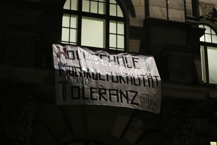 20:10 Uhr: Ein Gruß am Wegesrand von der "Hochschule für Toleranz". Foto: L-IZ.de