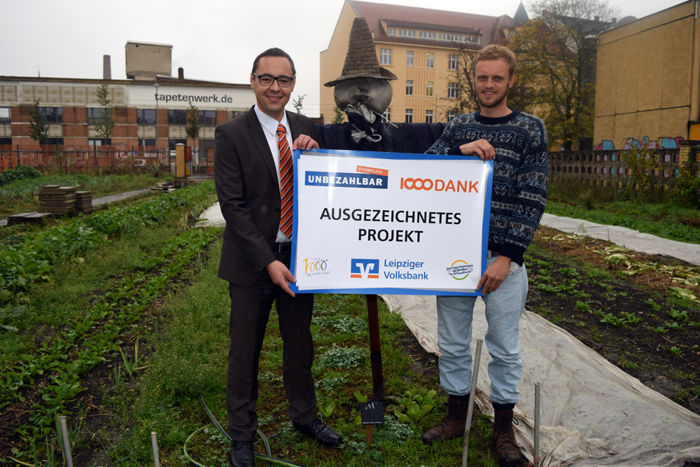 Filialleiter Marcel Pöge übergibt die Auszeichnung "1000 Dank der Leipziger Volksbank" an Sebastian Pomm. Foto: Leipziger Volksbank