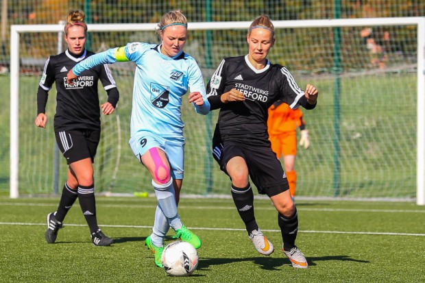 FFV-Kapitänin Lisa Reichenbach wird von den Herforder Verteidigerinnen vom Tor ferngehalten. Foto: Jan Kaefer