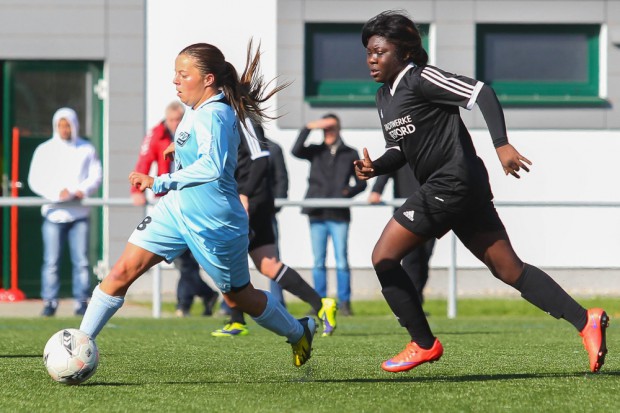 Marie-Luise Herrmann - hier verfolgt von Christabel Oduro - erzielte das einzige Leipziger Tor des Tages. Foto: Jan Kaefer