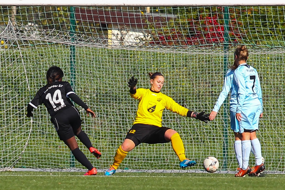 Christabel Oduro (Herford) erzielt in der 15. Minute gegen FFV-Torfrau Sandra Schumann das 0:2. Foto: Jan Kaefer