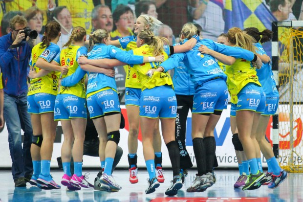 Ausgelassen wie lange nicht feierten die HCL-Handballerinnen den klaren Sieg und damit die Tabellenführung. Foto: Jan Kaefer