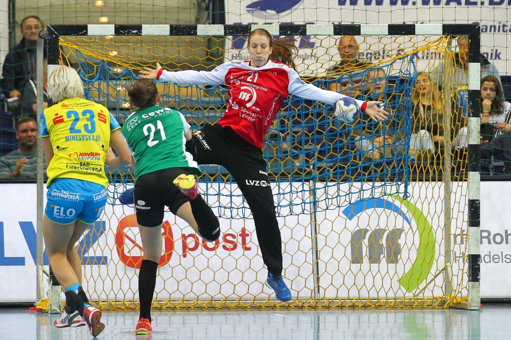 Nele Kurzke (HCL) hält einen Siebenmeter von Angie Geschke (Oldenburg). Foto: Jan Kaefer