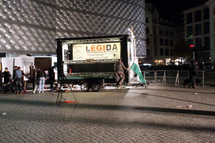21:00 Uhr Der Letzte holt die Fahne ein. Legida trollt sich. Foto: L-IZ.de