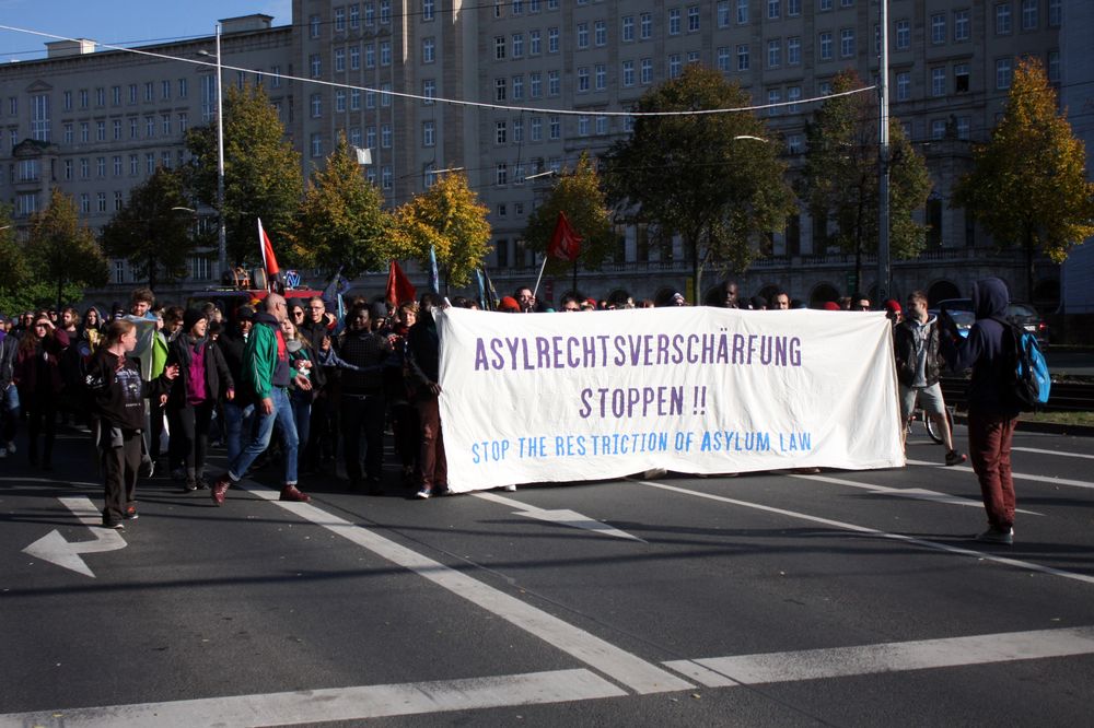 Ca. 400 Menschen demonstrierten gegen die Verschärfung des Asylrechts. Foto: Alexander Böhm
